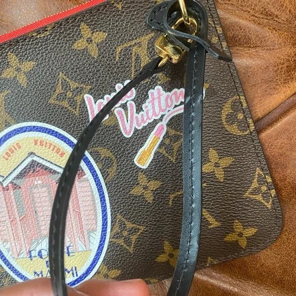 Lv Limited edition Wrislet - Picture 5 of 15